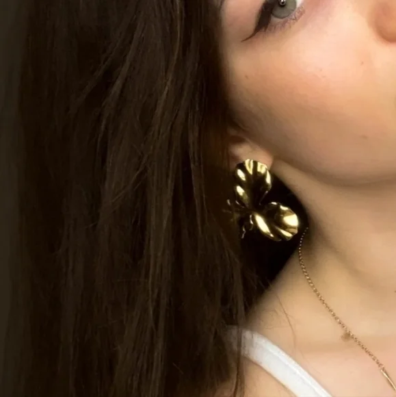 NWT gold plated clover leaf earrings Big Metal London Earrings, brand-new in box - Picture 2 of 12